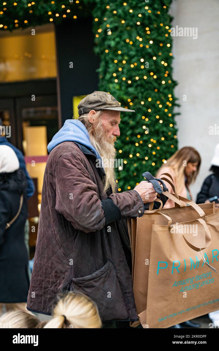 Obdachloser Mann mittleren Alters mit langer Barttragetasche in der Oxford Street, London. Stockfoto