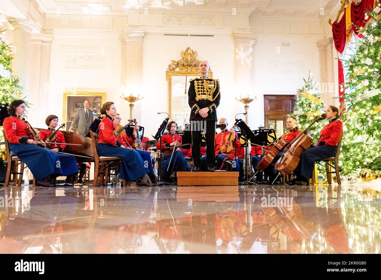 Washington, Usa. 28.. November 2022. „The President's Own“ US-Marineband im Grand Foyer bei einer Vorschau der Weihnachtsdekorationen im Weißen Haus. (Foto: Michael Brochstein/Sipa USA) Guthaben: SIPA USA/Alamy Live News Stockfoto