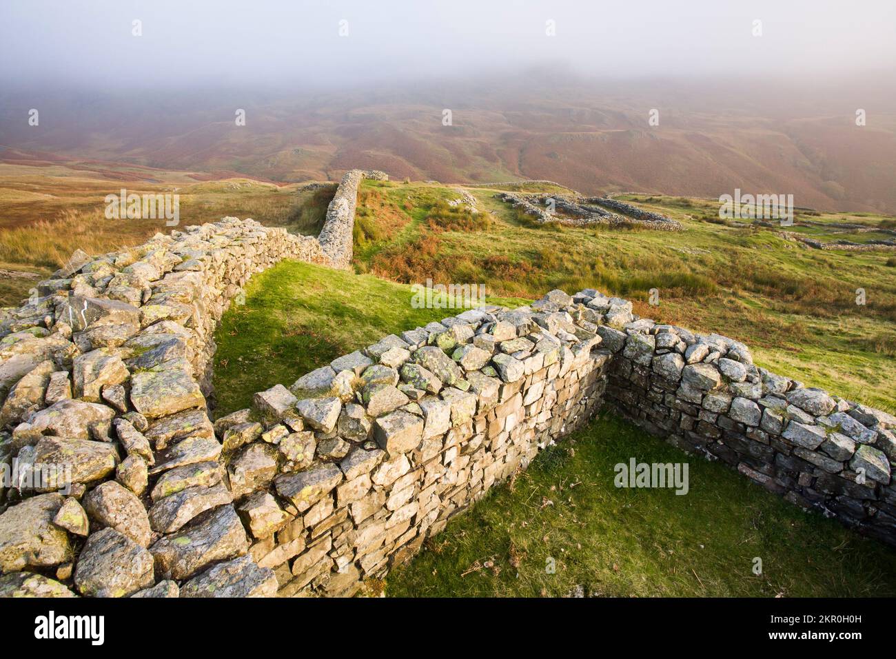 Überreste der römischen Mauer. Römische Festungsruinen am Hardknott Pass, Lake District, Großbritannien Stockfoto