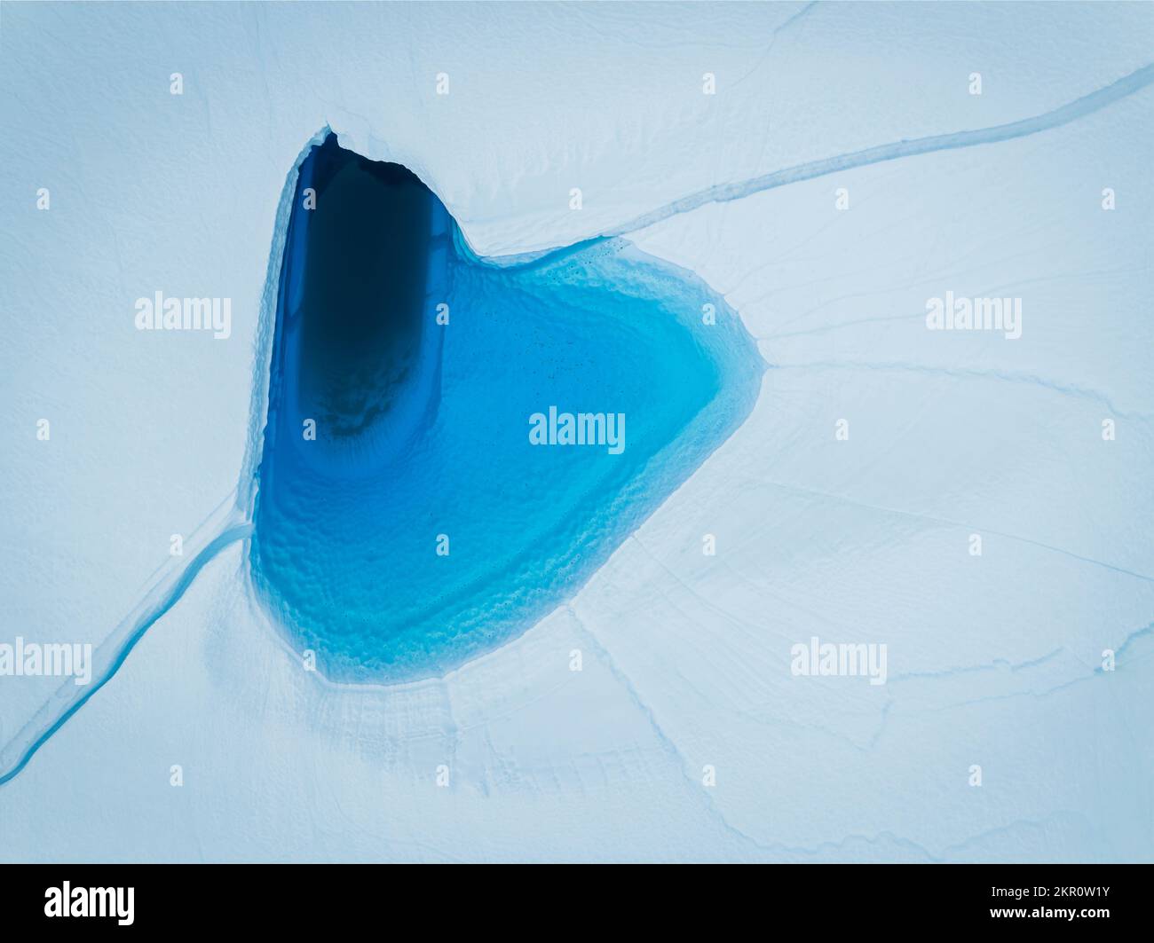 Die Konsistenz der Eisbergoberfläche im Zenitalblick Stockfoto