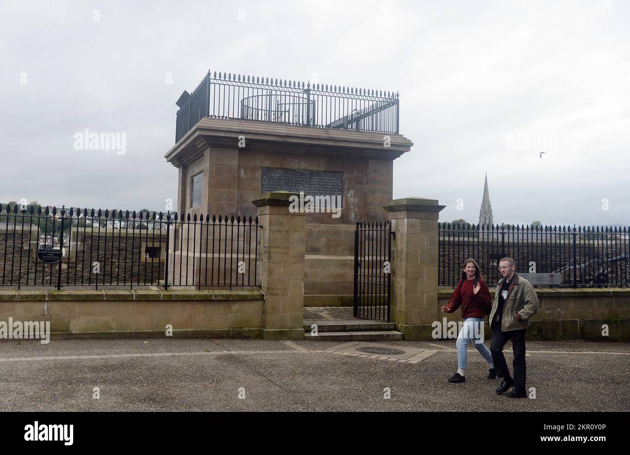 Dublin, Irland. 3.. Okt. 2022. 20221003 Uhr: Fußgänger gehen auf der Promenade vorbei an einem Wachturm an den historischen Stadtmauern von Derry, Nordirland. Die Mauern wurden zwischen 1613 und 1619 erbaut und schützten ursprünglich schottische und englische Pflanzmaschinen, die in die Plantage von Ulster umgezogen waren. (Kreditbild: © Chuck Myers/ZUMA Press Wire) Stockfoto