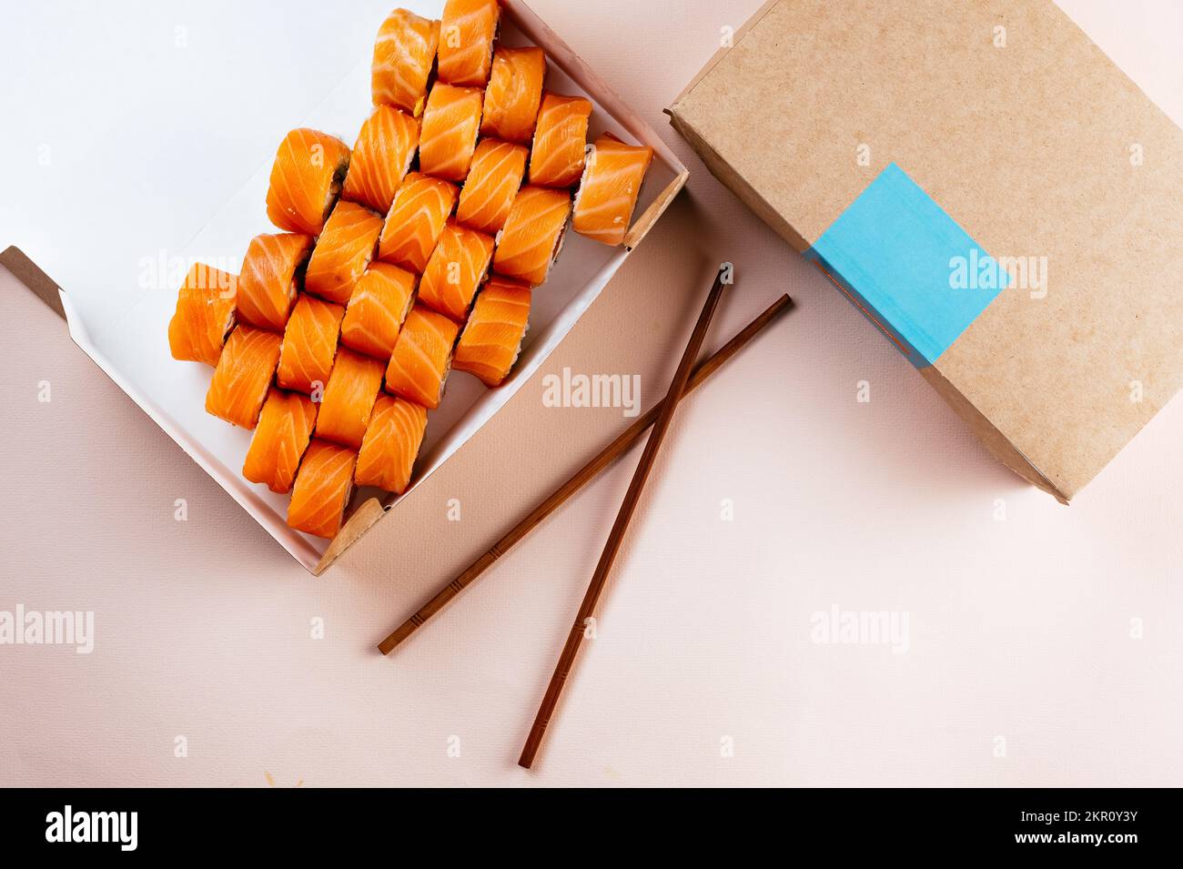 Sushi-Brötchen in einem Papierkarton zum Mitnehmen Stockfoto