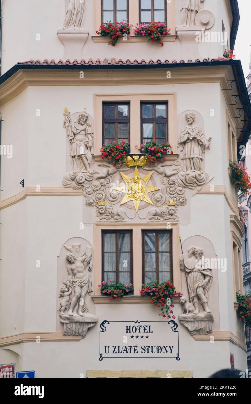 Architektonische Details zum Uzlate Studny Hotel, erbaut im 16. Jahrhundert in der Altstadt von Prag, Tschechische Republik. Stockfoto