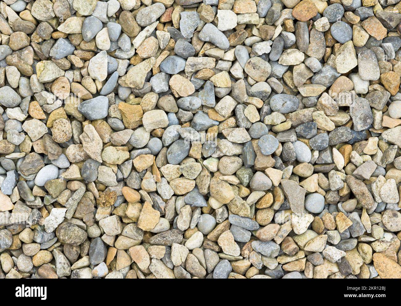 Kieselsteinhintergrund. Nahaufnahme des Schottermusters auf einer Einfahrt Stockfoto