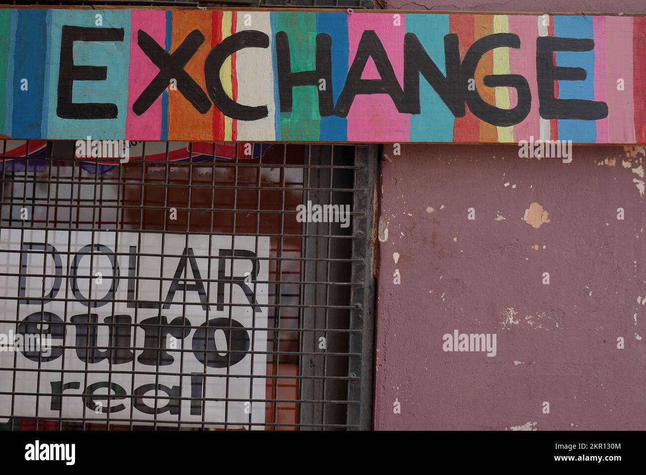 Poster mit Werbespots, brasilianischer Real und argentinischer Peso Stockfoto