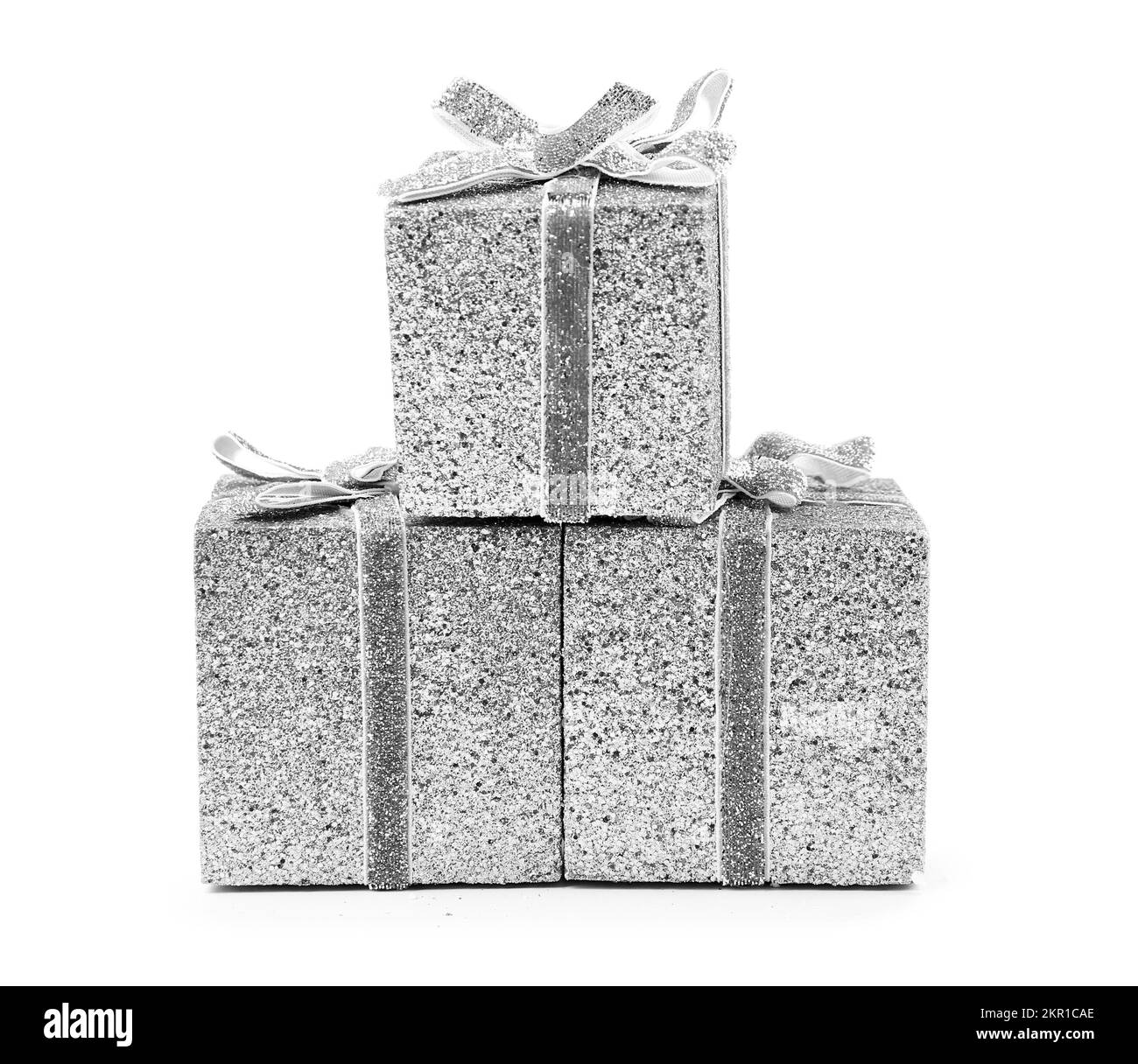 Ein Stapel wunderschöner Weihnachtsgeschenke, isoliert auf weißem Hintergrund Stockfoto