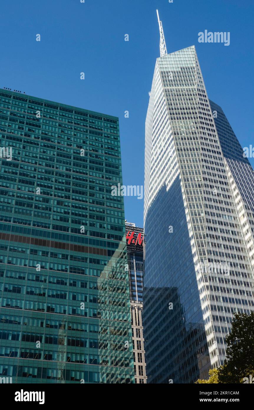 Bank des Amerika Gebäudes zwischen Wolkenkratzern in Midtown Manhattan, NYC, USA Stockfoto