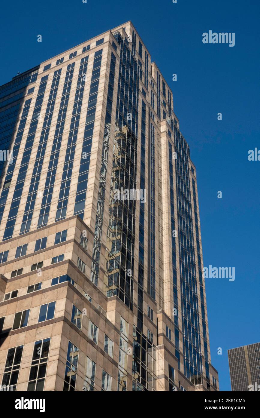 420 Fifth Avenue ist ein Hochhaus aus poliertem rotem Granit und Glas in Midtown, New York City, USA 2022 Stockfoto