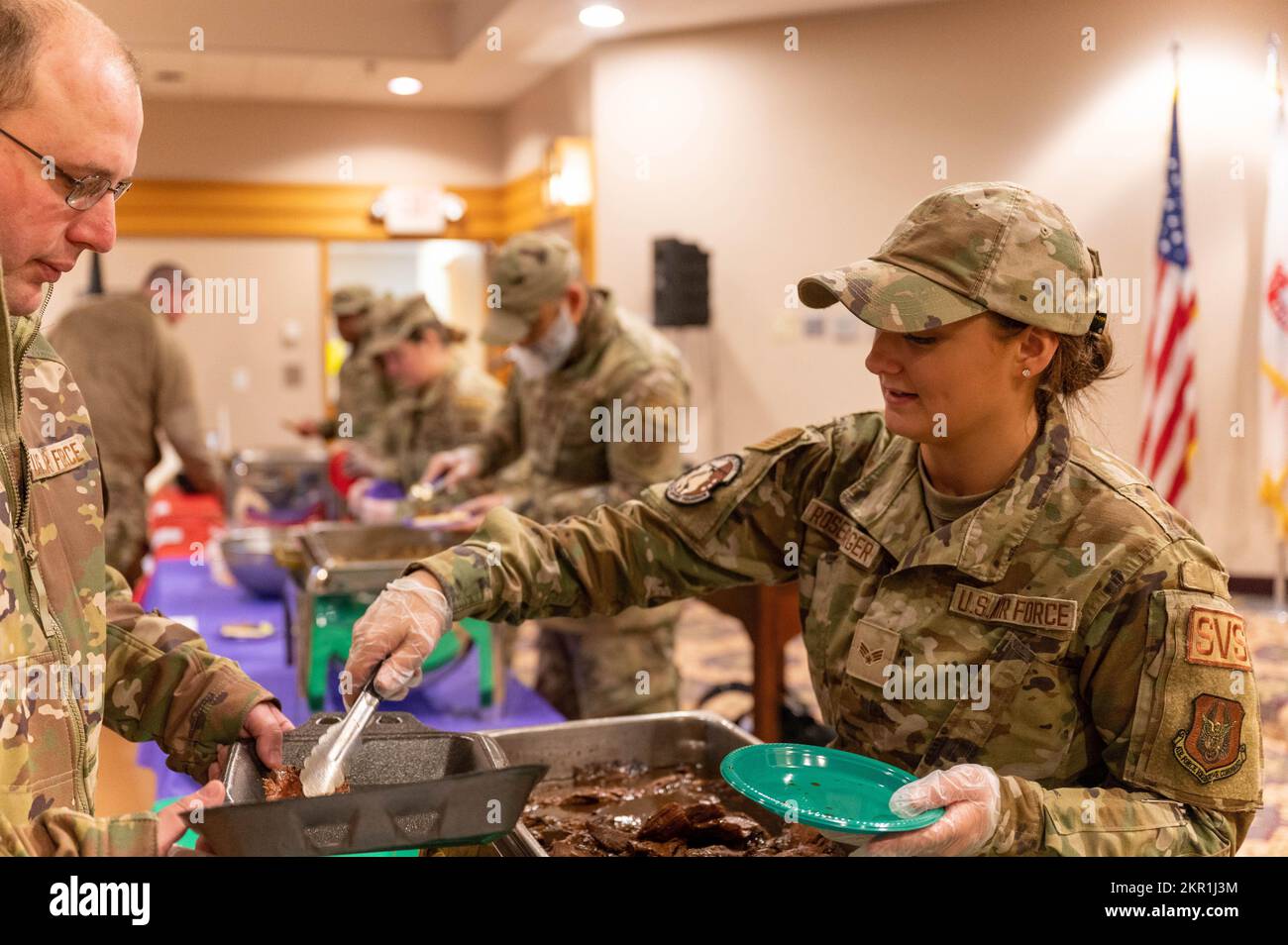 Senior Airman Samantha Rosenberger, 934. Force Support Squadron Services Specialist, serviert Flanksteaks während der 934. Airlift Wing's First Celebration of Nations Veranstaltung am Minneapolis-Saint Paul Air Reserve Station, Minnesota, 5. November 2022. Diese Veranstaltung bot Airmen die Gelegenheit, kulturell unterschiedliche Speisen zu probieren, verschiedene Musik zu hören und sich verschiedene Arten von Kleidung anzusehen. Stockfoto