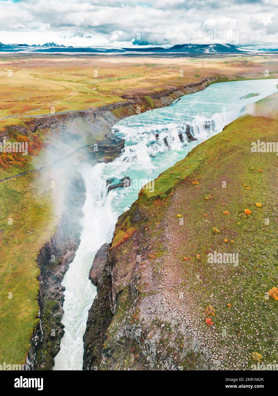 Majestätischer Blick auf den Wasserfall Gullfoss im Herbst, vertikales Foto Stockfoto