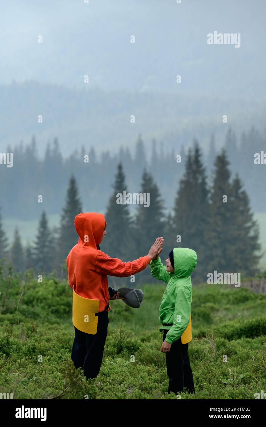 Vorokhta, Ukraine 12. Juni 2022 Touristen in leuchtenden Klamotten