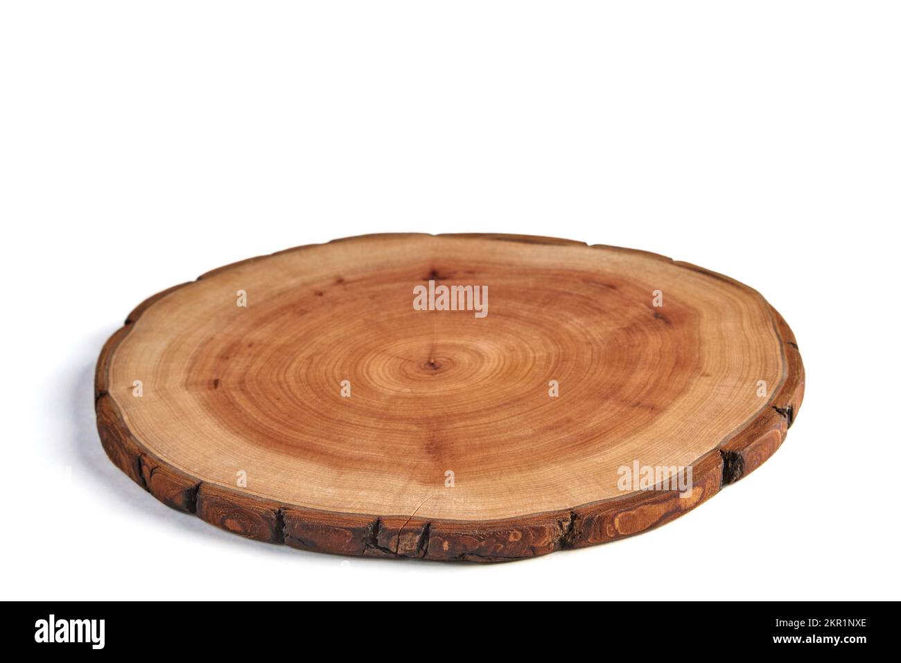 Holzständer für eine Schale isoliert auf weißem Hintergrund. Baumstamm zur Produktpräsentation geschnitten Stockfoto