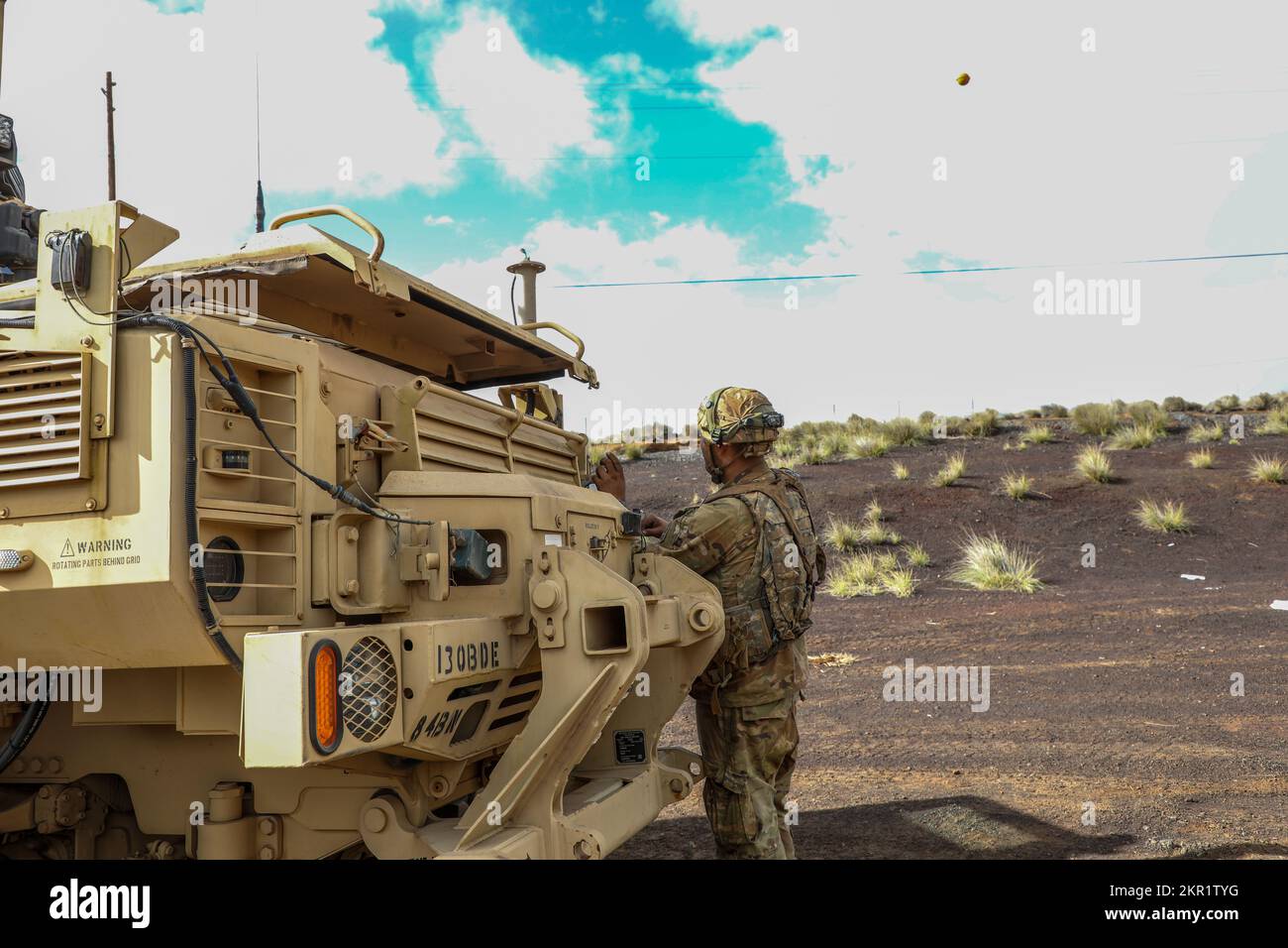 Ingenieursoldaten bilden das 84. Ingenieur-Bataillon, 130. Ingenieur-Brigade, 8. Theater Sustainment Command, führen vorbeugende Wartung an ihren Fahrzeugen und Waffensystemen durch, bevor ein großer Angriff während der Übung Joint Pacific Multinary Readiness Center 23, 6. November 2022, Pohakuloa Training Area, Hawaii. Stockfoto