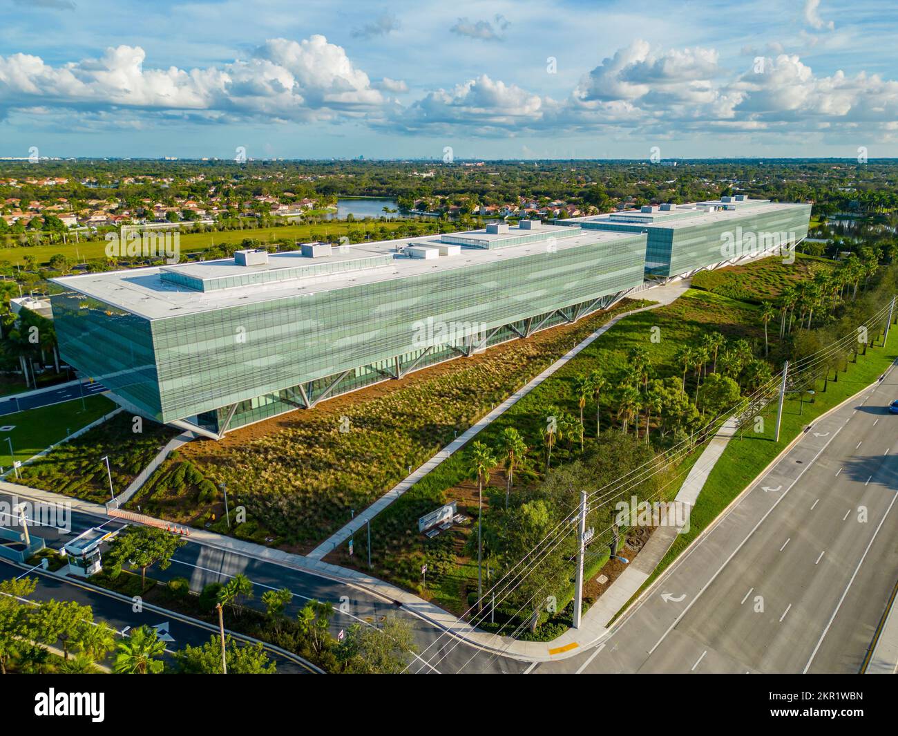 Sunrise, FL, USA - 27. November 2022: Luftaufnahme der American Express Company Building Sunrise FL Modern Architecture Stockfoto