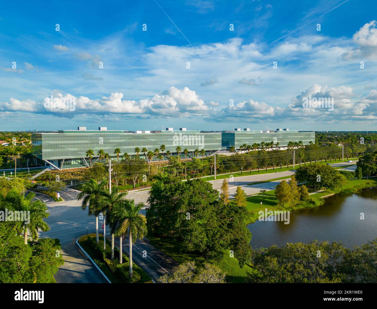 Sunrise, FL, USA - 27. November 2022: Luftaufnahme der American Express Company Building Sunrise FL Modern Architecture Stockfoto
