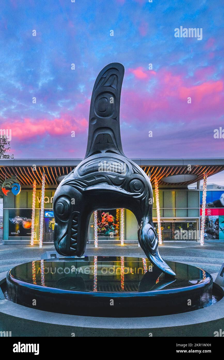 Bill Reids Bronze-Orca-Skulptur „Chief of the Undersea World“ vor dem Vancouver Aquarium, Stanley Park, Vancouver, British Columbia, Kanada, Stockfoto