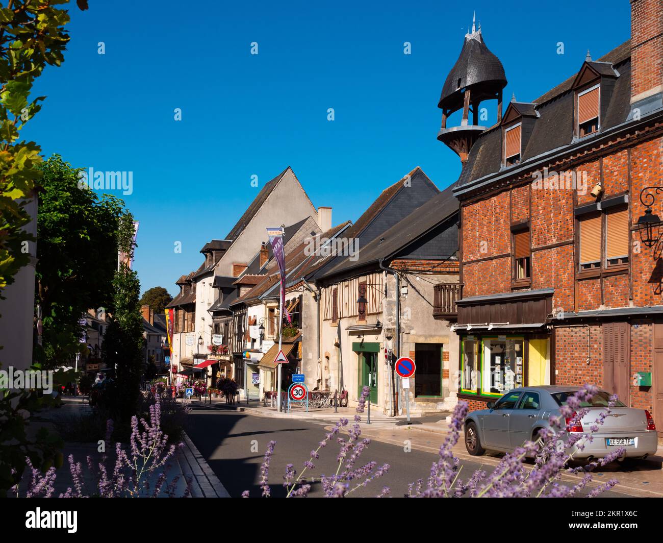 Sommerstraße von Aubigny-sur-Nere am Nachmittag Stockfoto