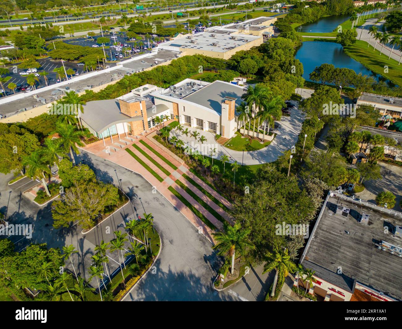Sunrise, Florida, USA - 27. November 2022: Luftaufnahme der Drohne vom New River Civic Center 