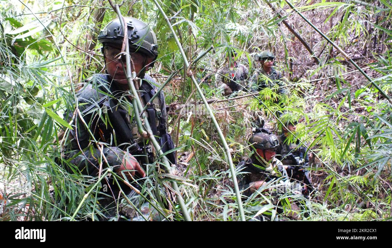 Mitglieder der philippinischen National Police-Special Action Force und der 1. Special Forces Group führen während der gemeinsamen kombinierten Austauschschulung Balance Piston in Subic, Philippinen, am 12. November 2022 taktische Bewegungen unter Geheimhaltung durch. Balance Piston soll die regionale Sicherheit fördern und wirksame Reaktionen auf regionale Krisen gewährleisten, indem eine robuste multinationale Truppe zusammengebracht wird, um gemeinsame Ziele und Sicherheitsverpflichtungen im Indo-Pazifik zu erfüllen. Eine starke, zukunftsorientierte US-philippinische Verteidigungsallianz, die in der Geschichte verwurzelt ist, trägt dazu bei, eine freie und offene Region Indo-Pazifik zu fördern Stockfoto