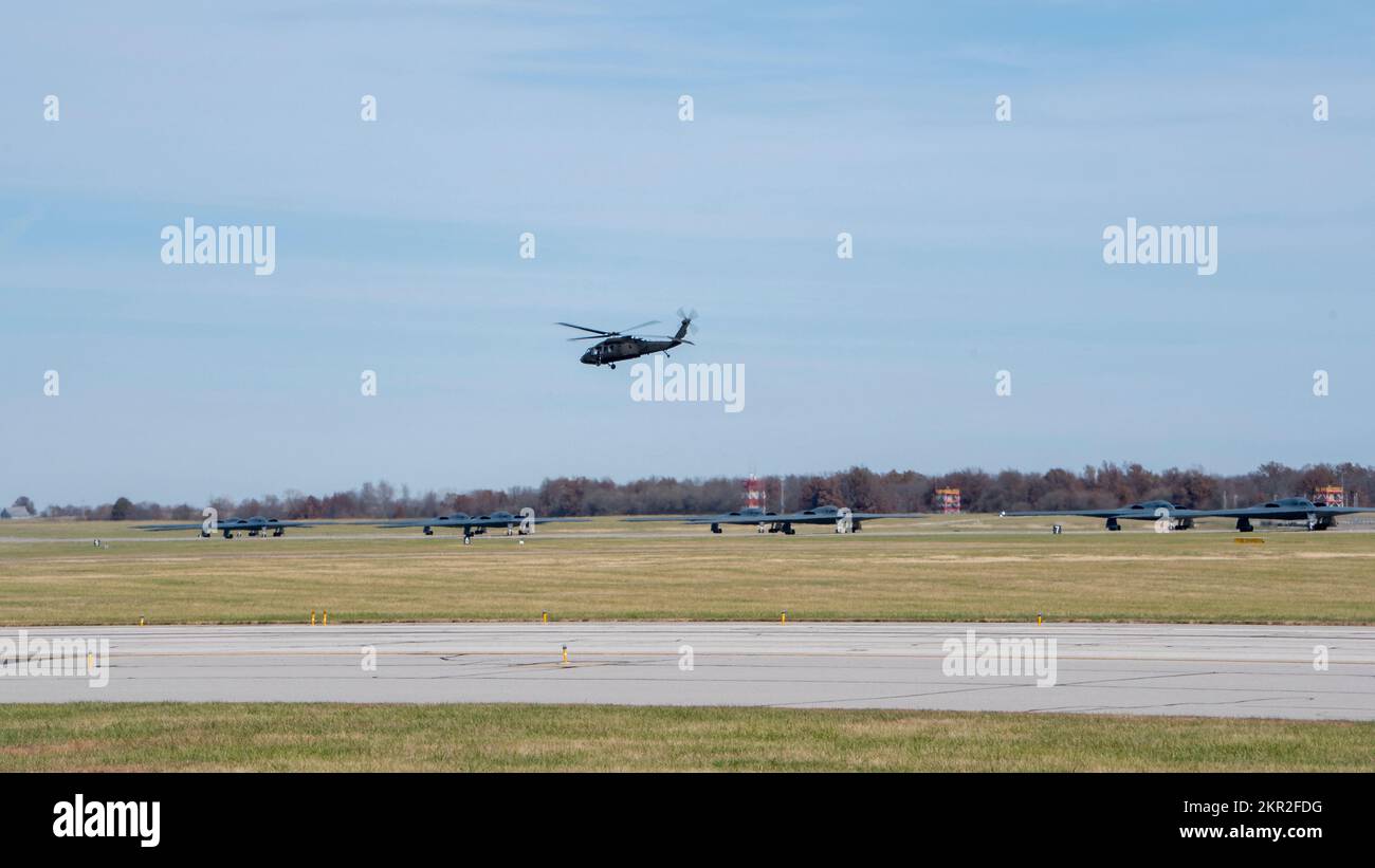 Die Bombenflügel 131. und 509. führen während der Übung Spirit Vigilance 23 am 7. November 2022 am Whiteman Air Force Base, Missouri, einen B-2 Spirit Stealth Bomber Elephant Walk durch. Vigilance Übungen sind eine regelmäßige Reihe von Veranstaltungen, die sich auf die Ausbildung und Bereitschaft der Flugzeuge und die Validierung der Fähigkeiten der US-Bomberflotte als Teil der Nukleartriade und als glaubwürdige strategische Abschreckung konzentrieren. Stockfoto