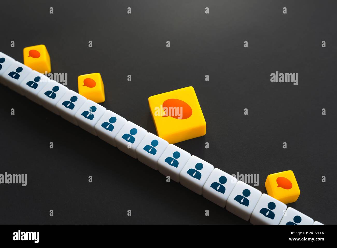 Wortgewicht. Einfluss und Gewichtung der Meinung in der Gruppe. Autorität. Den Rest zum Schweigen bringen, die Initiative ergreifen. Kommunikation und soziale Kommunikation. Leadershi Stockfoto