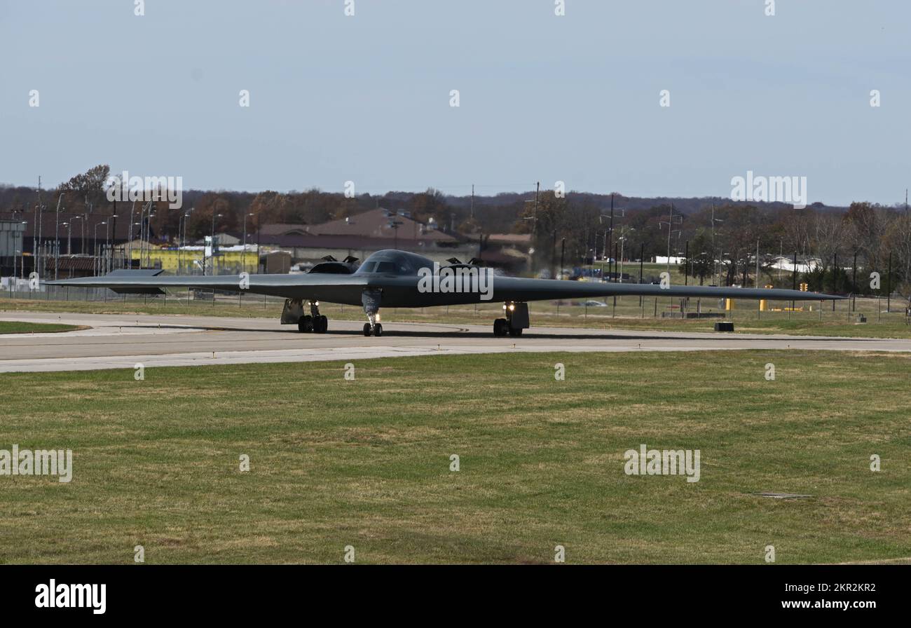 Ein B-2 Spirit Tarnbomber, der den Taxis des 509. Bomb Wing zur Landebahn am Whiteman Air Force Base, Missouri, zugewiesen wurde, 7. November 2022. Die B-2 nahm an Spirit Vigilance Teil, einer Routineübung, bei der die Bereitschaft des Flügels zur Durchführung von Abschreckungs- und Kampfeinsätzen geprüft werden sollte. (USA Air Force Foto von Airman 1. Class Hailey Farrell) Stockfoto