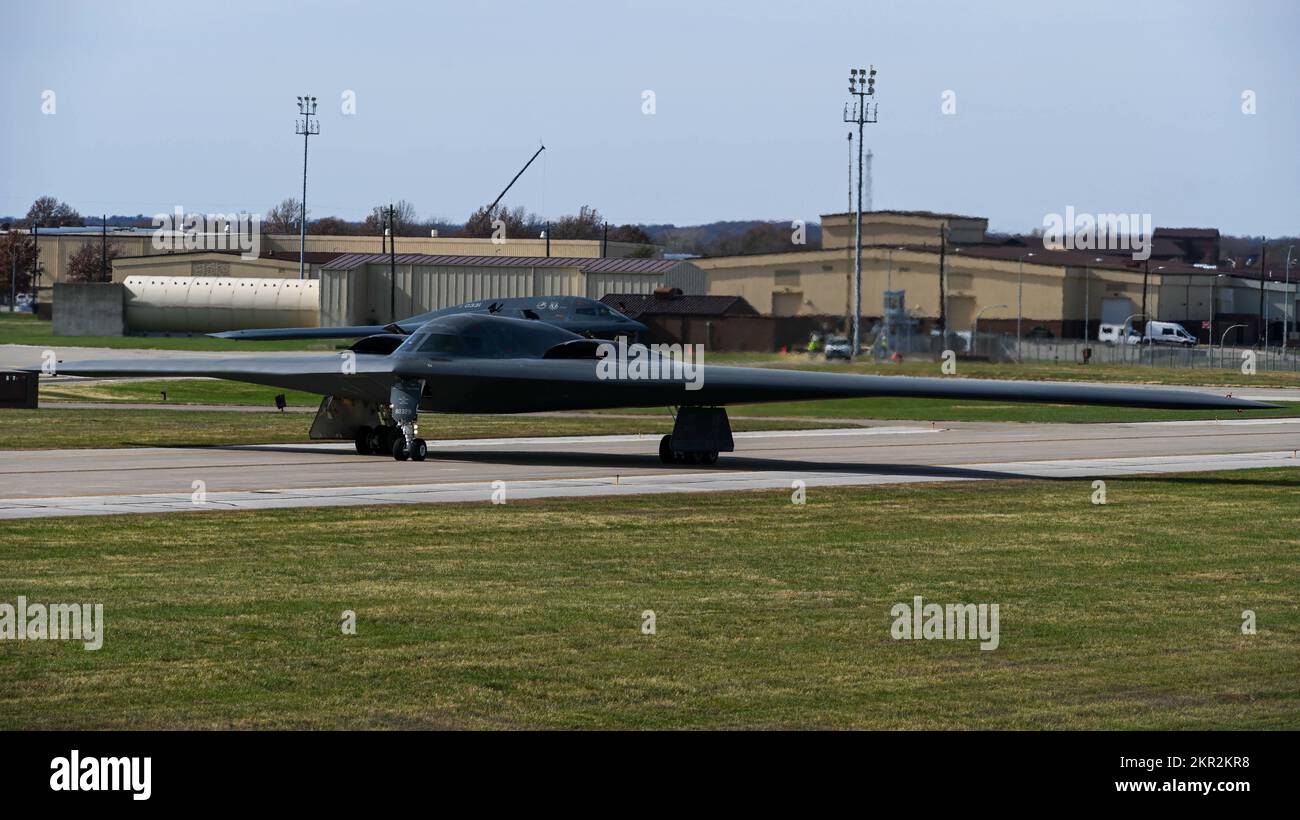 Ein B-2 Spirit Tarnbomber, der den Taxis des 509. Bomb Wing zur Landebahn am Whiteman Air Force Base, Missouri, zugewiesen wurde, 7. November 2022. Die B-2 nahm an Spirit Vigilance Teil, einer Routineübung, bei der die Bereitschaft des Flügels zur Durchführung von Abschreckungs- und Kampfeinsätzen geprüft werden sollte. (USA Air Force Foto von Airman 1. Class Hailey Farrell) Stockfoto