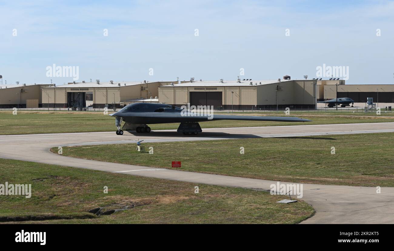 Ein B-2 Spirit Tarnbomber, der den Taxis des 509. Bomb Wing zur Landebahn am Whiteman Air Force Base, Missouri, zugewiesen wurde, 7. November 2022. Die B-2 nahm an Spirit Vigilance Teil, einer Routineübung, bei der die Bereitschaft des Flügels zur Durchführung von Abschreckungs- und Kampfeinsätzen geprüft werden sollte. (USA Air Force Foto von Airman 1. Class Hailey Farrell) Stockfoto