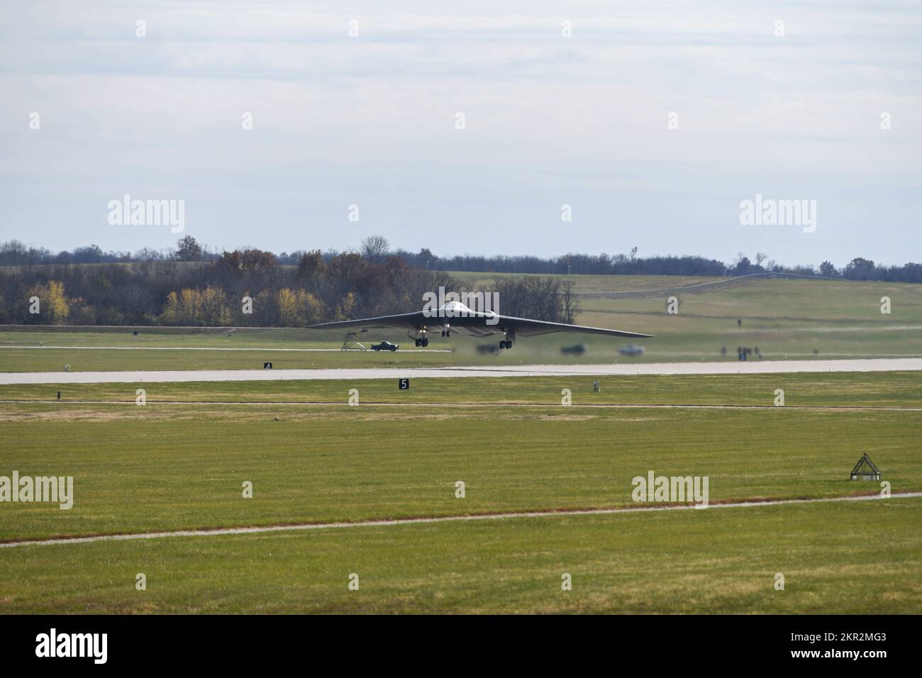 Ein B-2 Spirit Tarnbomber, der dem 509. Bombenflügel zugeteilt wurde, startet am Whiteman Air Force Base, Missouri, 7. November 2022. Die B-2 nahm an Spirit Vigilance Teil, einer Routineübung, bei der die Bereitschaft des Flügels zur Durchführung von Abschreckungs- und Kampfeinsätzen geprüft werden sollte. (USA Air Force Foto von Airman 1. Class Hailey Farrell) Stockfoto