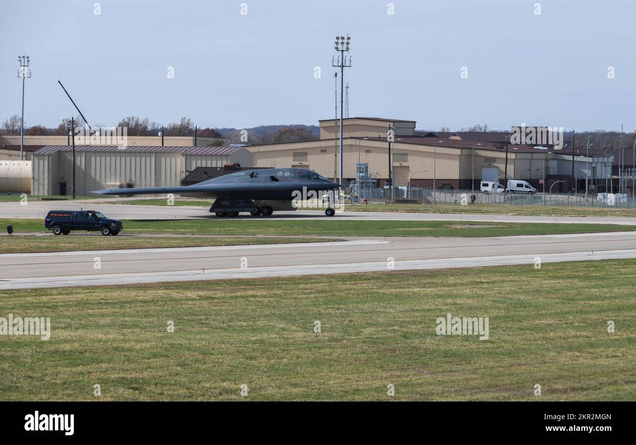 Ein B-2 Spirit Tarnbomber, der den Taxis des 509. Bomb Wing zur Landebahn am Whiteman Air Force Base, Missouri, zugewiesen wurde, 7. November 2022. Die B-2 nahm an Spirit Vigilance Teil, einer Routineübung, bei der die Bereitschaft des Flügels zur Durchführung von Abschreckungs- und Kampfeinsätzen geprüft werden sollte. (USA Air Force Foto von Airman 1. Class Hailey Farrell) Stockfoto