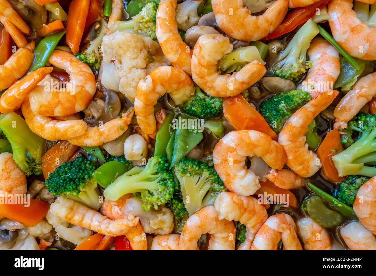 Mit Blick auf Chop Suey mit Garnelen, Brokkoli und Blumenkohl, ein asiatisches Gericht am Selbstbedienungsbuffet. Stockfoto