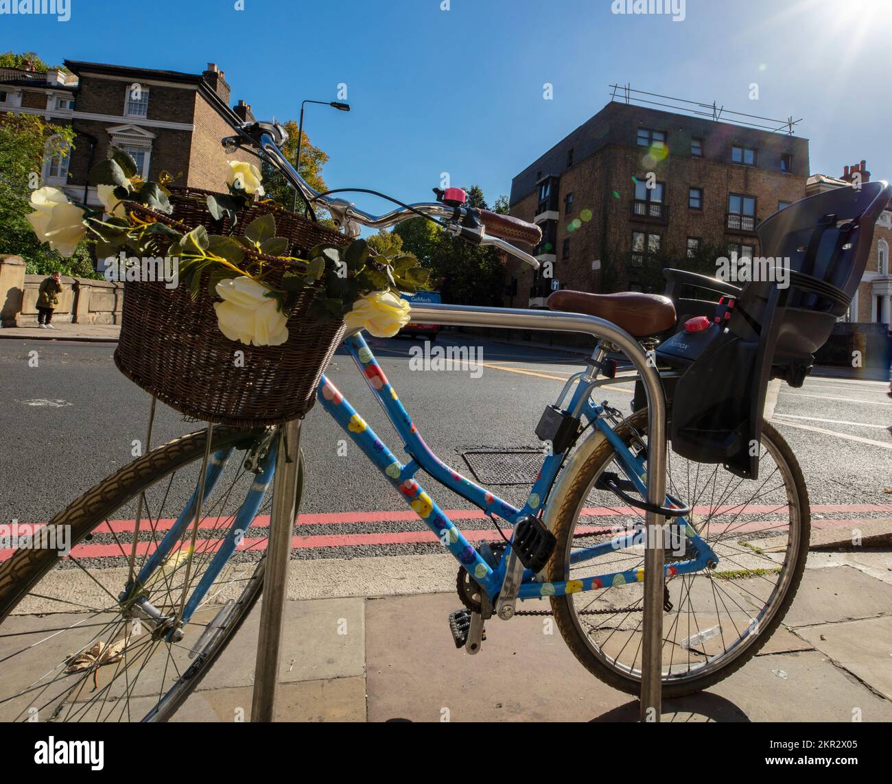 Das Fahrrad parkt an einem sonnigen Herbsttag auf der Kings Road in Chelsea, London, mit Blumen im Korb Stockfoto