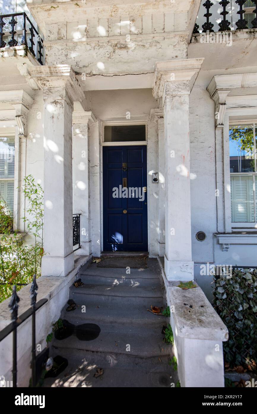 Typische weiße Säulentür in Chelsea, London, mit Treppen bis zur Tür Stockfoto