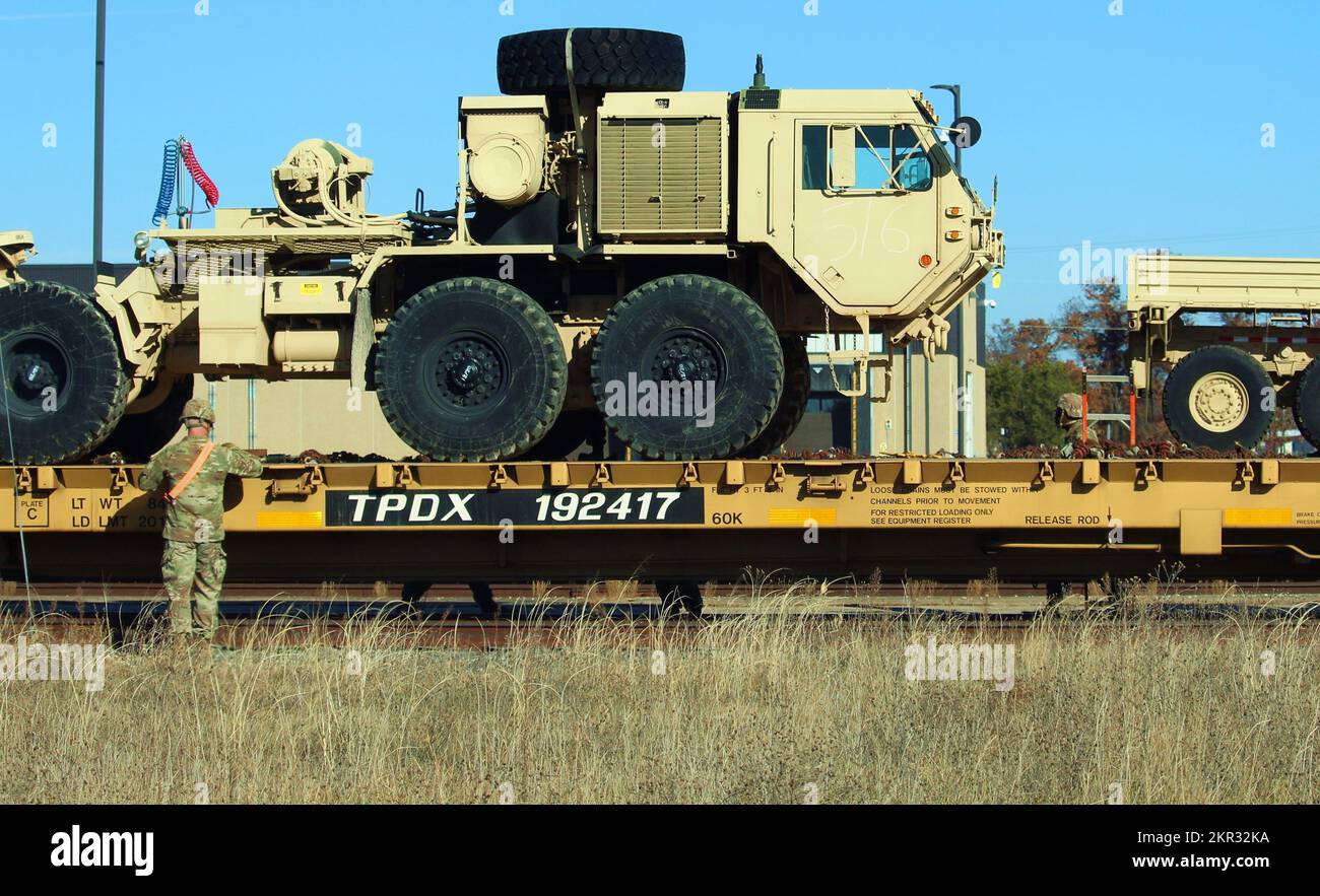 Am 1. November 2022 in Fort McCoy, Wisconsin, werden Eisenbahnwaggons gezeigt, die von Soldaten der 411. Engineer Company der Army Reserve mit Militärfahrzeugen und -Ausrüstung beladen wurden. Insgesamt lud das Unternehmen über die mehrtägige Bahnfahrt bei der Installation 128 Artikel auf die Eisenbahnwaggons, um die Ausrüstung schließlich in die USA zu bringen Verantwortungsbereich des Zentralkommandos. Fünf Mitarbeiter des Fort McCoy Logistics Readiness Center (LRC) unterstützten die Eisenbahnbewegung und deren Koordination. Der 411. ist der letzte von vielen Einheiten in den letzten zehn Jahren, die Bahnbewegungen in Fort McCoy gehalten haben. Um genau zu sein, fo Stockfoto