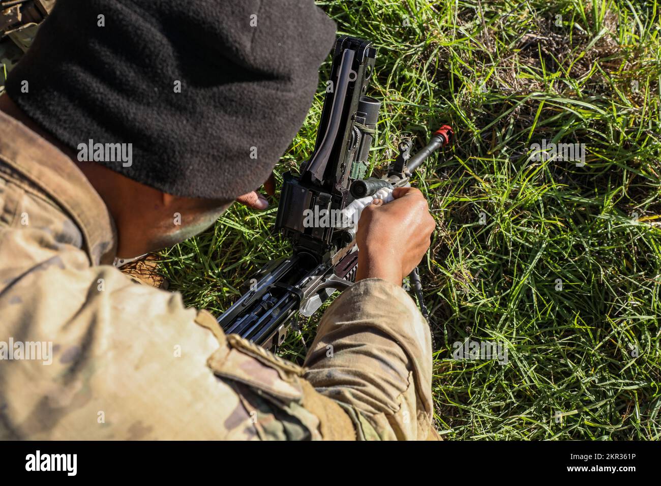 Ingenieursoldaten bilden das 84. Ingenieur-Bataillon, 130. Ingenieur-Brigade, 8. Theater Sustainment Command, führen vorbeugende Wartung an ihren Fahrzeugen und Waffensystemen durch, bevor ein großer Angriff während der Übung Joint Pacific Multinary Readiness Center 23, 6. November 2022, Pohakuloa Training Area, Hawaii. Stockfoto