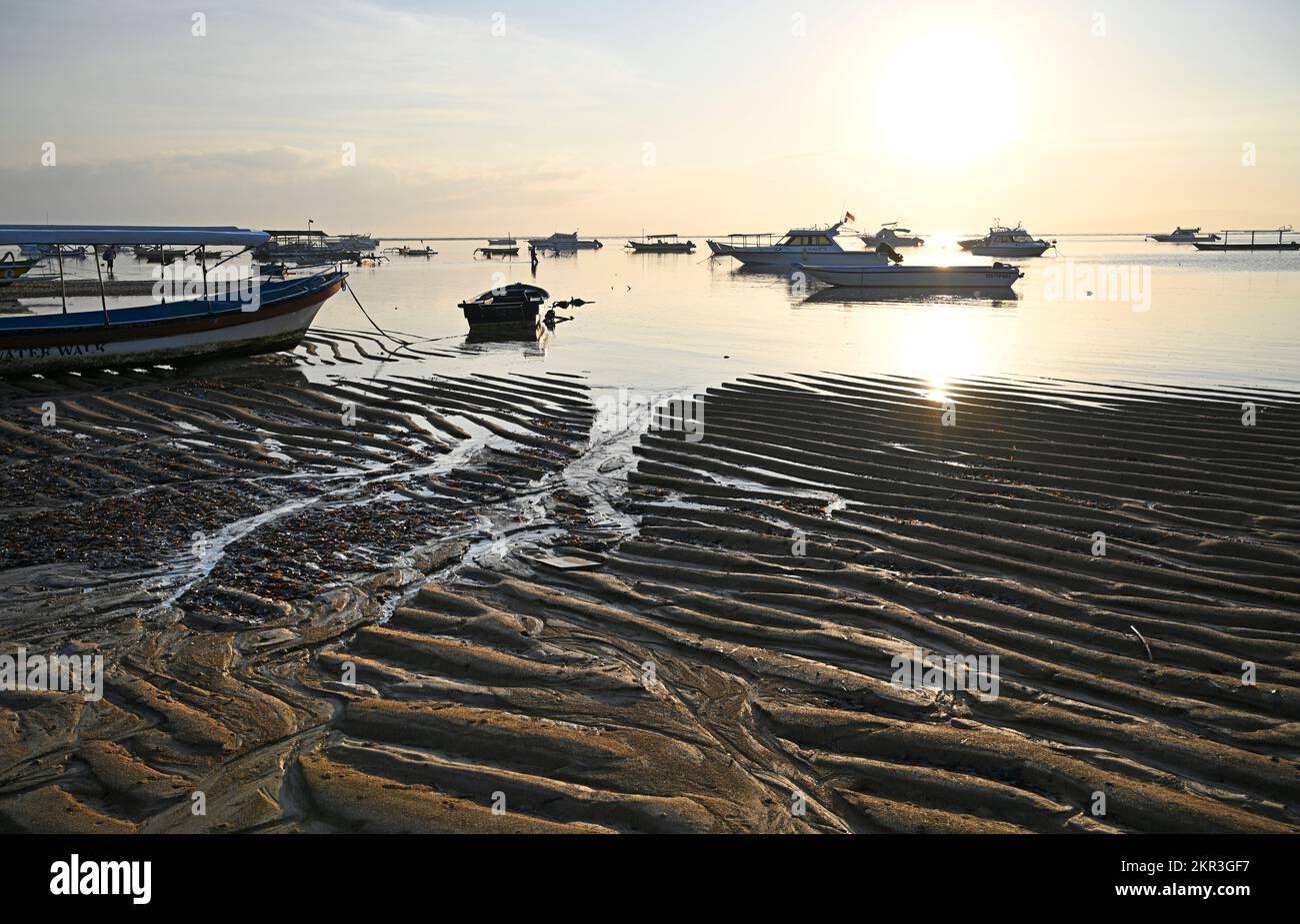 Sehr geringe Flut und Fischerboote auf Sanur Beach Bali Stockfoto