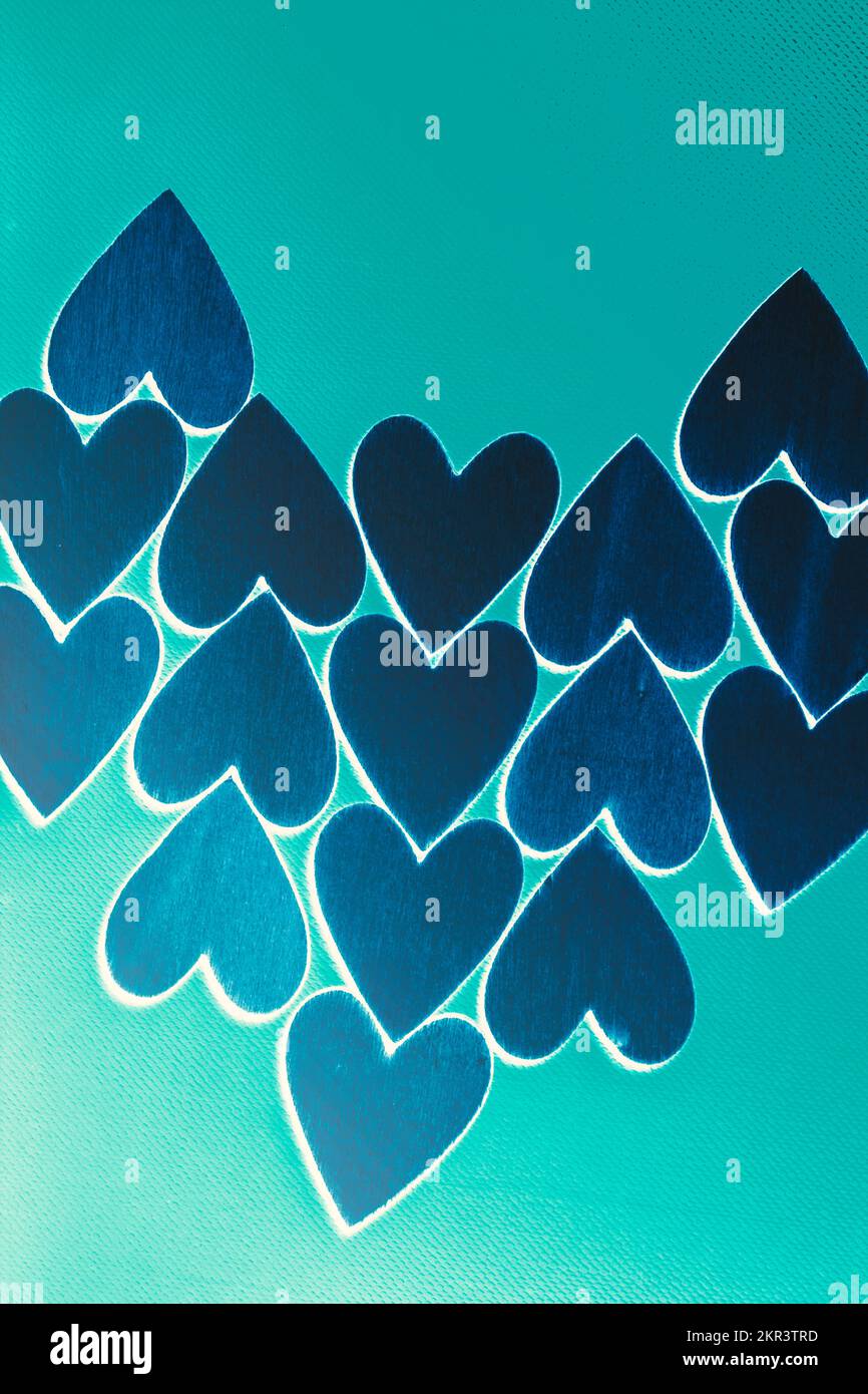 Minimalismus in Rüstung mit romantischen Valentinstag Herzen kombiniert, um eine Liebe Dekoration zu unterzeichnen gezeigt. Blue Heart Collective Stockfoto