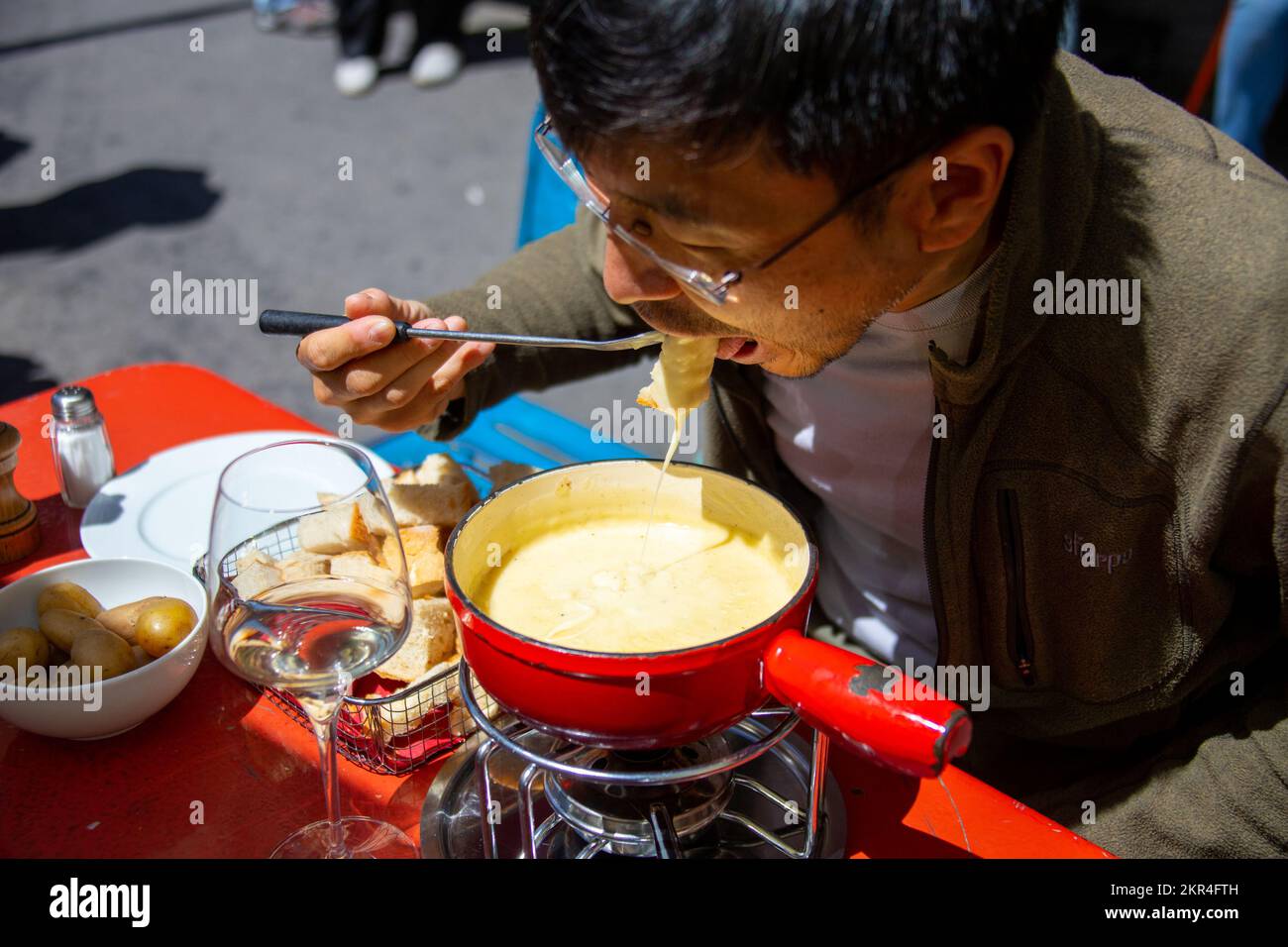 Asiatische Touristen essen Fondue im Lötschberg schweizer Restaurant, Bern, Schweiz Stockfoto