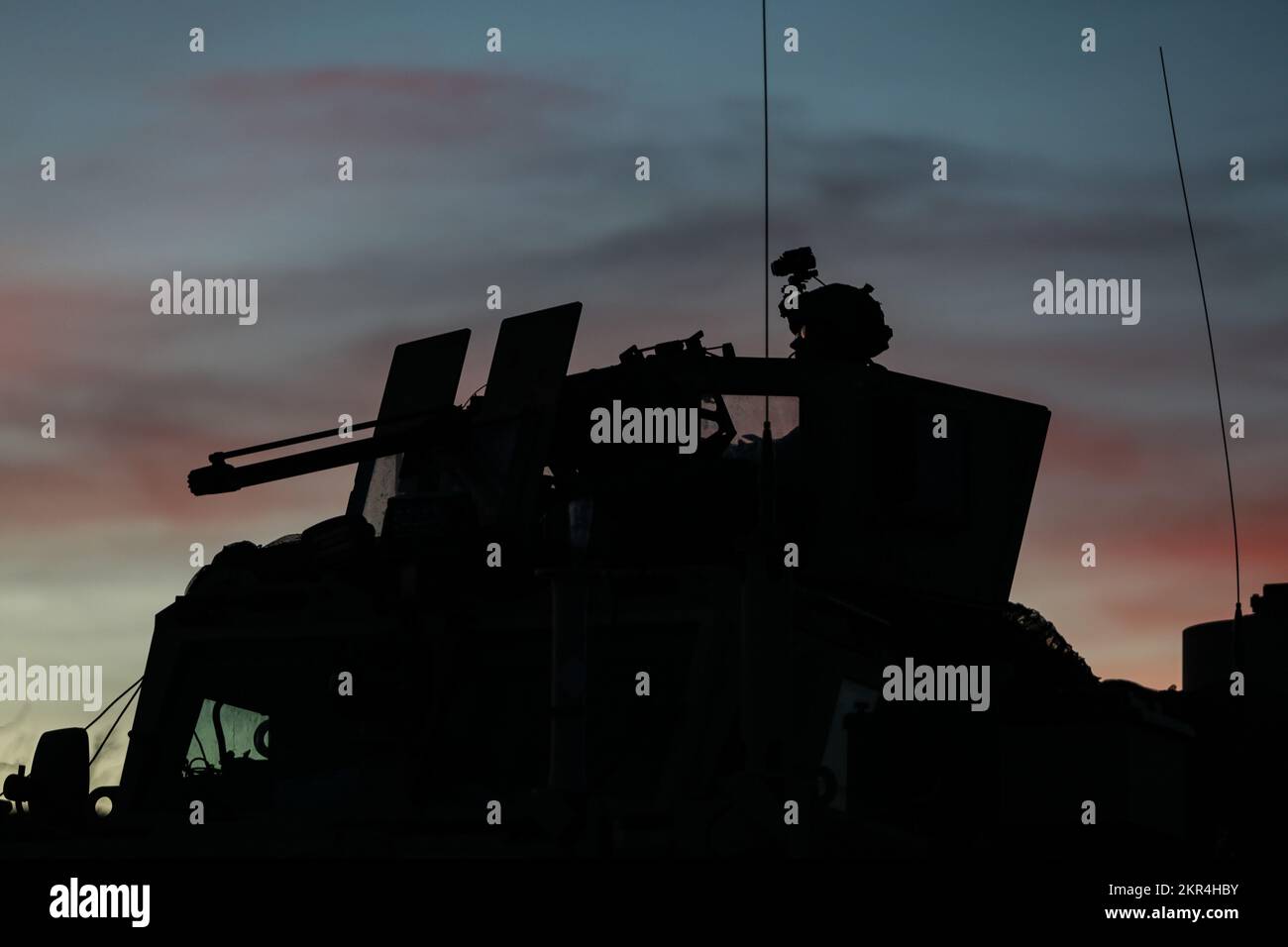 Ingenieursoldaten bilden das 84. Ingenieur-Bataillon, die 130. Ingenieur-Brigade, das 8. Theater Sustainment Command, führten Eskorte-Missionen durch und engagierten die gegnerische Kraft während des Joint Pacific Multinary Readiness Center 23, 7. November 2022, Pohakuloa Training Area, Hawaii. Stockfoto