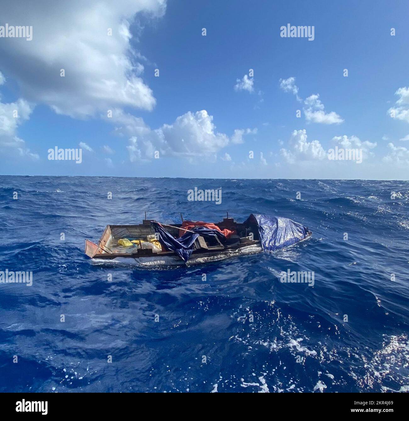 Ein guter, von Samaritern gemeldeter Sektor Key West Wächter dieses Migrantenschiffs, etwa 10 Meilen südlich von Lower Matecombe Key, Florida, 7. November 2022. Die Menschen wurden am 12. November 2022 in ihre Heimat zurückgeführt. (USA Küstenwache Foto) Stockfoto