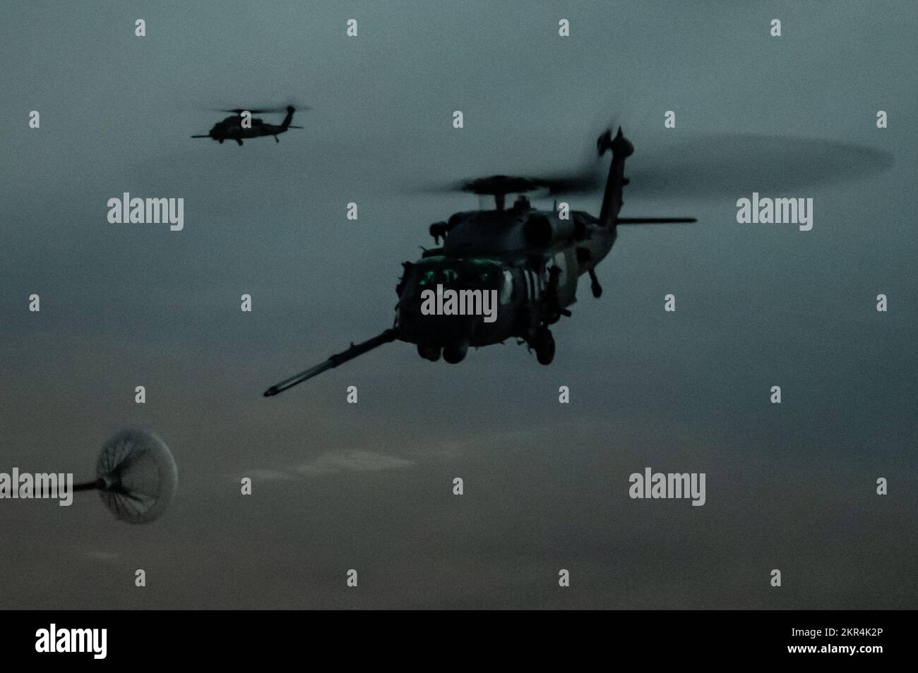 EIN US-AMERIKANISCHER Air Force HH-60G Pave Hawk bereitet sich auf den Treibstoff eines HC-130J Combat King II vor, der der 1. Expeditionary Rescue Group während einer nächtlichen Helicopter Air-to-Air-Tankmission (HAAR) innerhalb der USA zugeteilt wurde Verantwortungsbereich des Zentralkommandos, 7. November 2022. Die Hauptaufgabe des Pave Hawk ist es, Tag und Nacht in feindseligen Umgebungen Bergungsoperationen durchzuführen, um isoliertes Personal während eines Konflikts zu Bergen. HAAR Operations fungiert als Kraftausweiser und hält Rettungskräfte länger in der Luft. Stockfoto