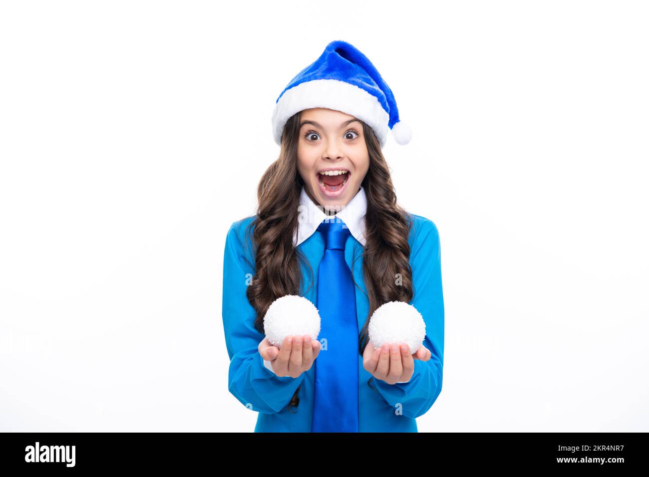 Aufgeregtes Gesicht. Erstaunlicher Ausdruck von weihnachtskindern, Neujahrsfeier-Konzept. Porträtieren Sie ein Mädchen im Teenageralter mit blauem weihnachtsmannmütze, Hemd und Krawatte Stockfoto