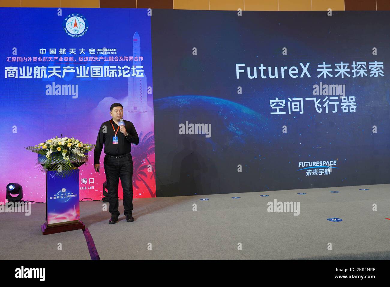 HAIKOU, CHINA - 22. NOVEMBER 2022 - Niu Min, Gründer der Future Aerospace, bringt das Future Exploration Space-Fahrzeug während der 5. International F auf den Markt Stockfoto