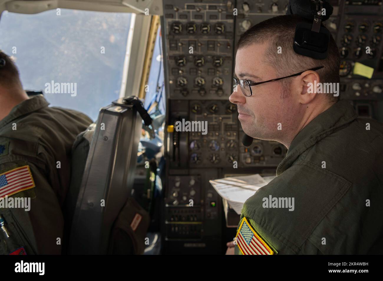 USA Air Force Staff Sergeant Taylor Divinney, 9. Air Tanken Squadron KC-10 Extender Flight Engineer, blickt aus dem Fenster eines KC-10 während einer Mission über Südkalifornien am 7. November 2022. Die 9. fliegende Flugbesatzung betankte 10 A-10C Thunderbolt II zur Unterstützung der Grünen Flagge 23-02. Stockfoto