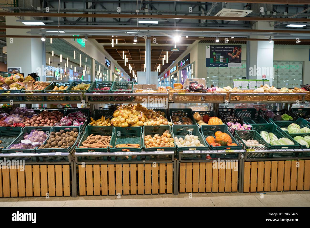 SANKT PETERSBURG, RUSSLAND - CIRCA SEPTEMBER 2022: Innenaufnahme von Perekrestok, Russlands größter Supermarktkette, geleitet von der X5 Retail Group Stockfoto