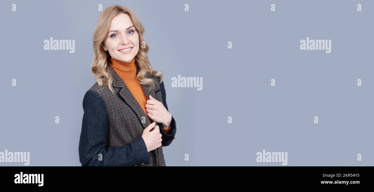 Frauenporträt, isoliertes Kopfbanner mit Kopierbereich. Fröhliche blonde engländerin in Jacke. Weibliche Schönheit und Mode. Business-Freizeit-Style. Stockfoto