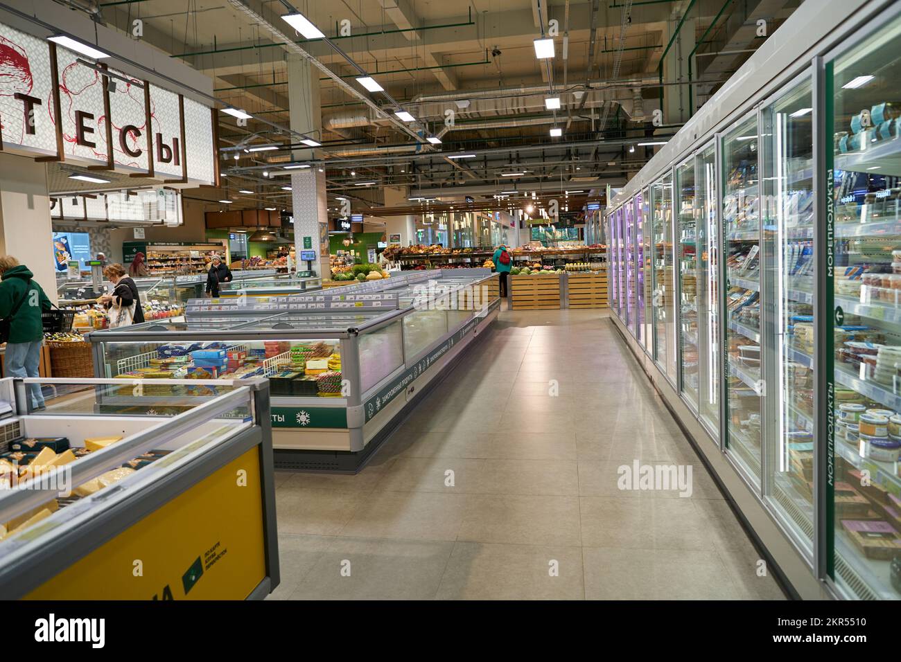 SANKT PETERSBURG, RUSSLAND - CIRCA SEPTEMBER 2022: Innenaufnahme von Perekrestok, Russlands größter Supermarktkette, geleitet von der X5 Retail Group Stockfoto