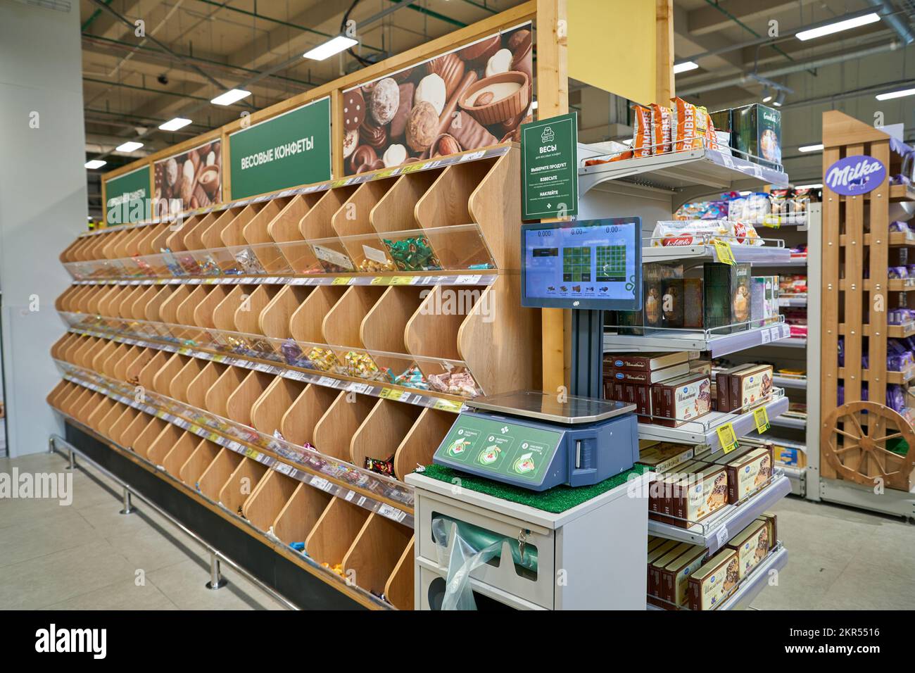 SANKT PETERSBURG, RUSSLAND - CIRCA SEPTEMBER 2022: Innenaufnahme von Perekrestok, Russlands größter Supermarktkette, geleitet von der X5 Retail Group Stockfoto