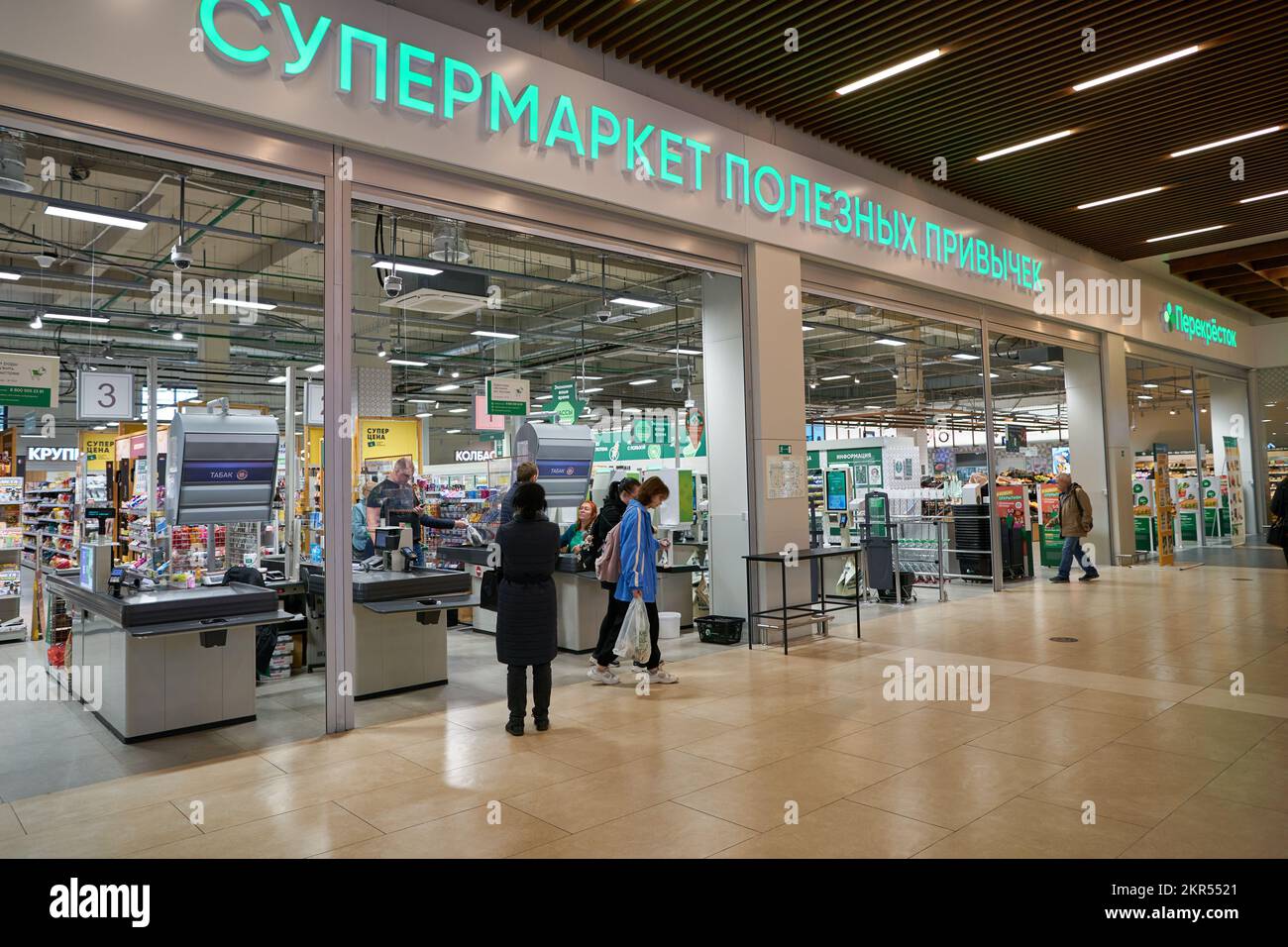 SANKT PETERSBURG, RUSSLAND - CIRCA SEPTEMBER 2022: Eingang zu Perekrestok, Russlands größter Supermarktkette, verwaltet von der X5 Retail Group Stockfoto