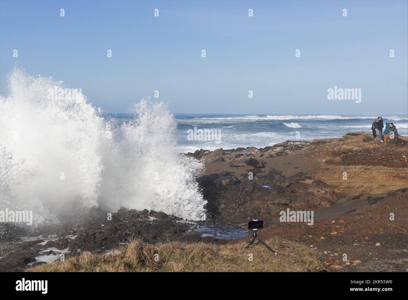 Bei einer großen Flut in Yachats, Oregon, sehen Zuschauer riesige Wellen an der felsigen Küste krachen. Stockfoto